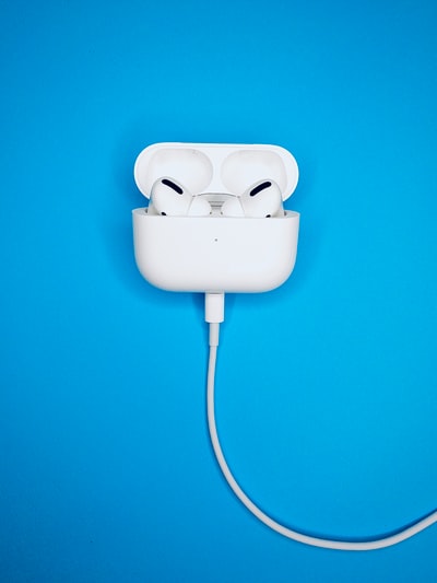 白色电源插座上的白色苹果充电器